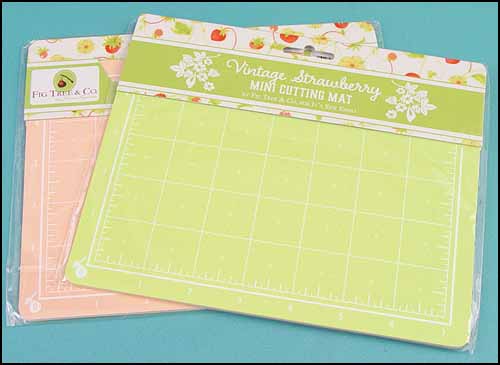 Mini Cutting Mat, Vintage Strawberry 6"x8" - Click Image to Close